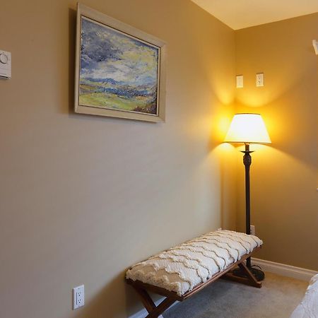 Lovely J Home -Stunning River View Cozy Two Bedroom Private Suite ニューウエストミンスター エクステリア 写真