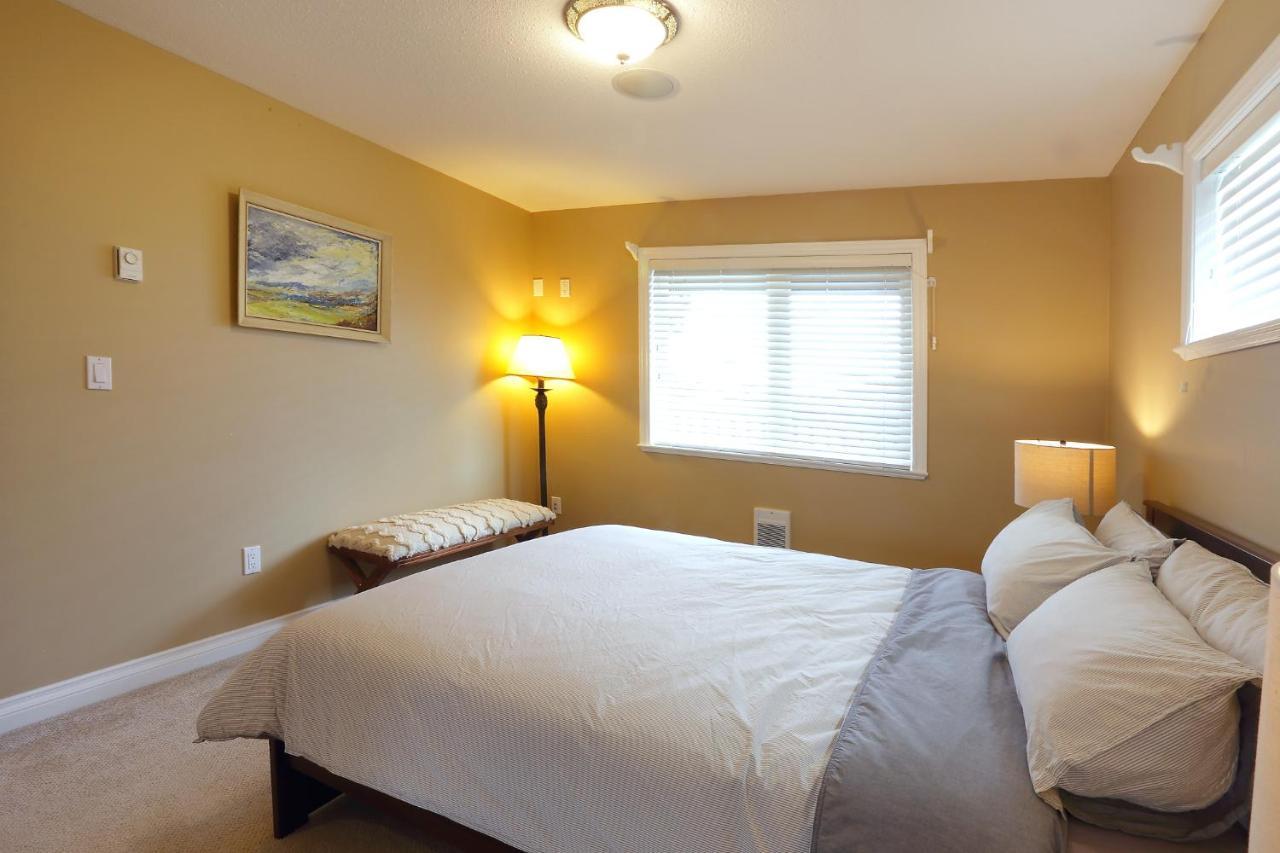 Lovely J Home -Stunning River View Cozy Two Bedroom Private Suite ニューウエストミンスター エクステリア 写真