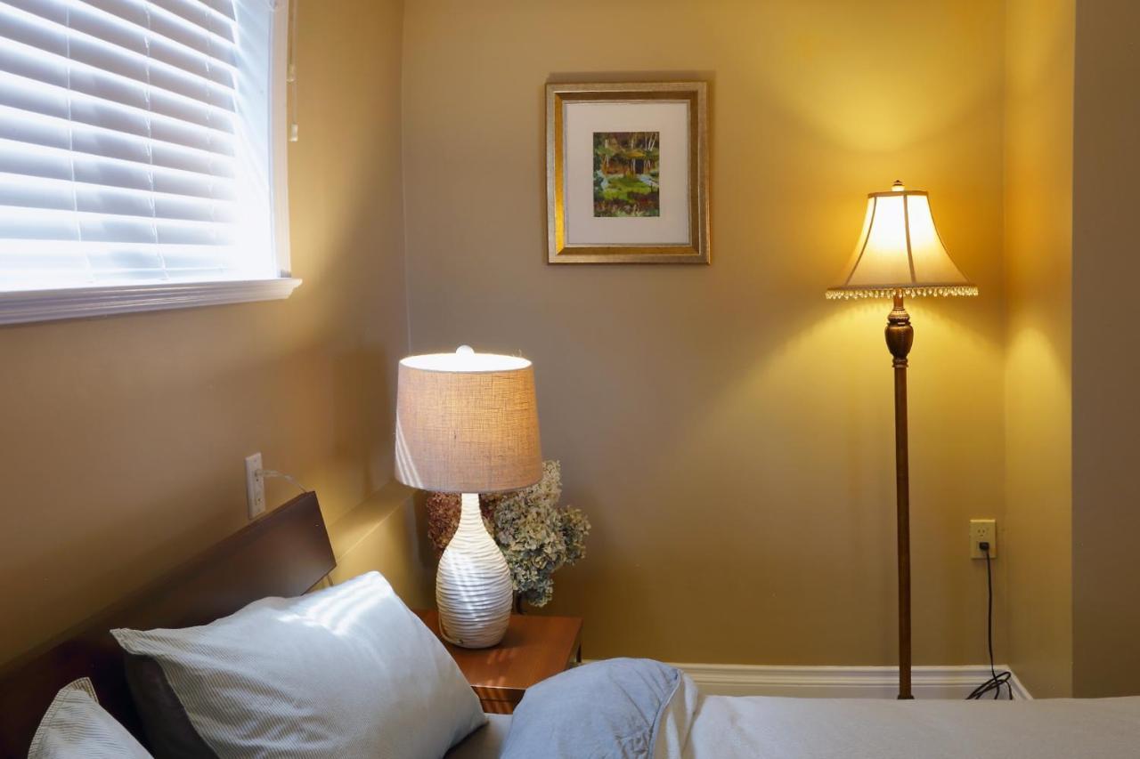 Lovely J Home -Stunning River View Cozy Two Bedroom Private Suite ニューウエストミンスター エクステリア 写真