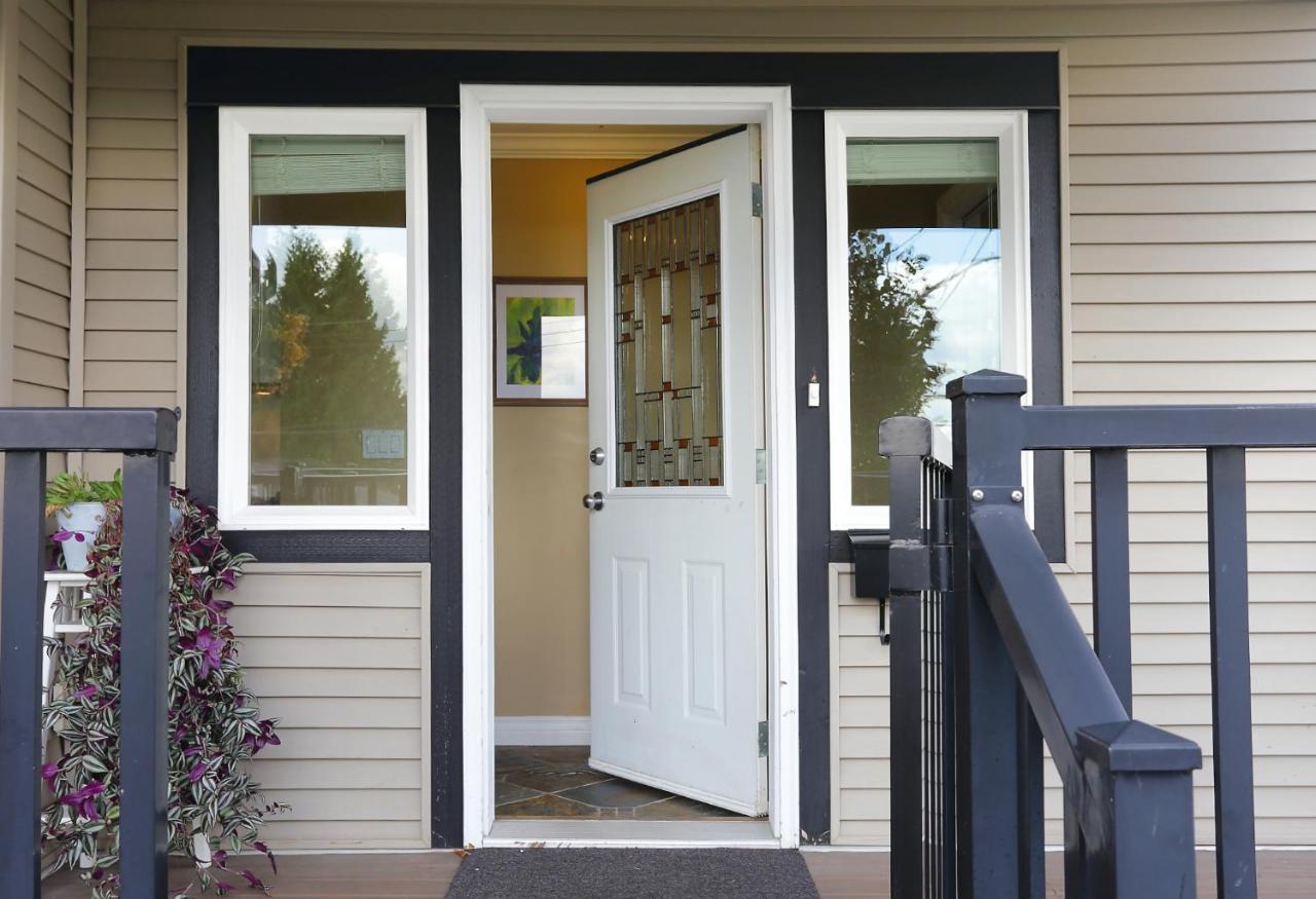 Lovely J Home -Stunning River View Cozy Two Bedroom Private Suite ニューウエストミンスター エクステリア 写真