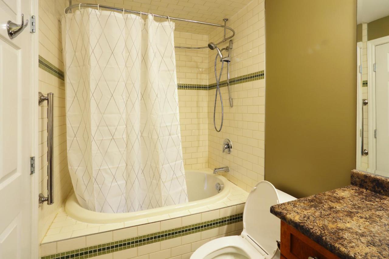 Lovely J Home -Stunning River View Cozy Two Bedroom Private Suite ニューウエストミンスター エクステリア 写真