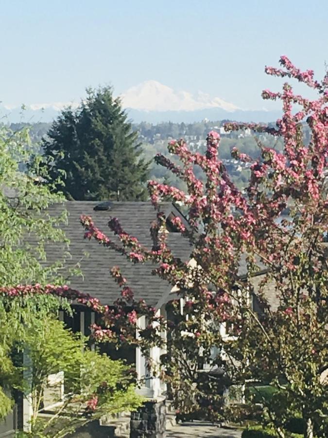 Lovely J Home -Stunning River View Cozy Two Bedroom Private Suite ニューウエストミンスター エクステリア 写真