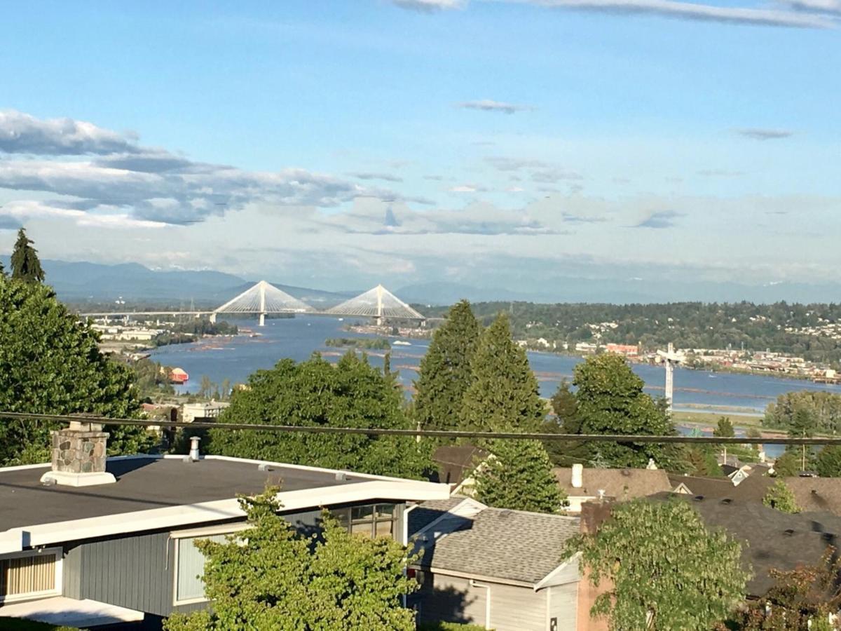 Lovely J Home -Stunning River View Cozy Two Bedroom Private Suite ニューウエストミンスター エクステリア 写真