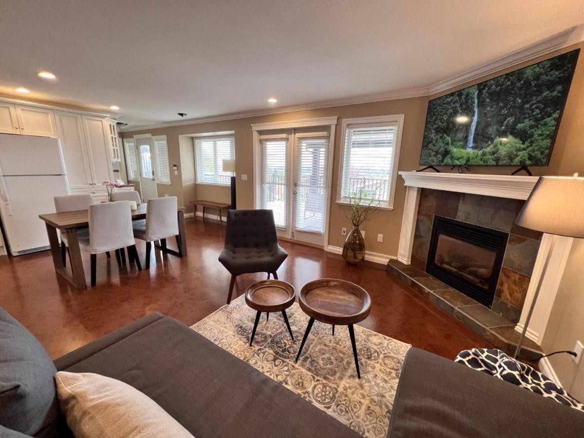 Lovely J Home -Stunning River View Cozy Two Bedroom Private Suite ニューウエストミンスター エクステリア 写真