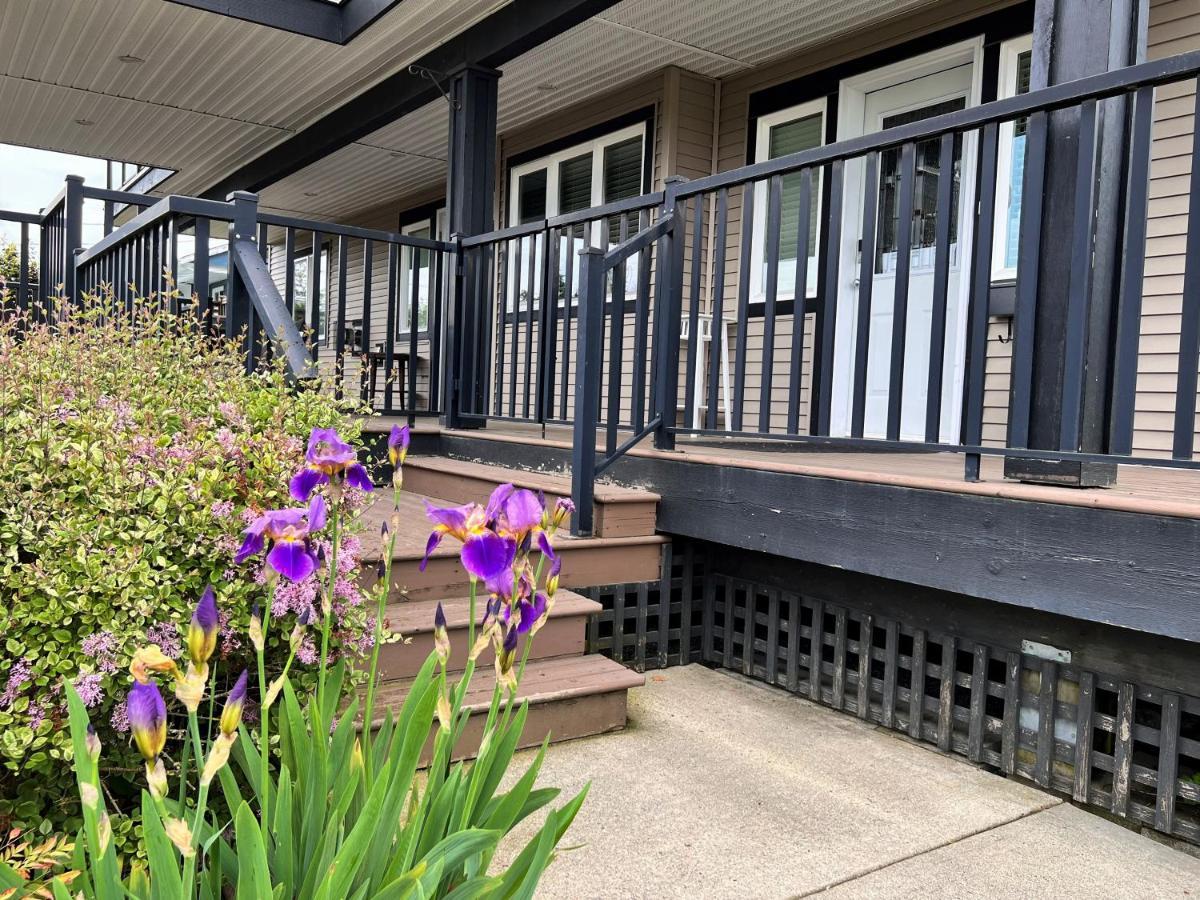 Lovely J Home -Stunning River View Cozy Two Bedroom Private Suite ニューウエストミンスター エクステリア 写真