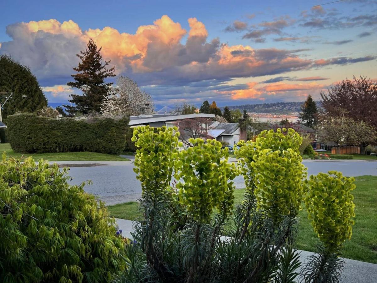 Lovely J Home -Stunning River View Cozy Two Bedroom Private Suite ニューウエストミンスター エクステリア 写真